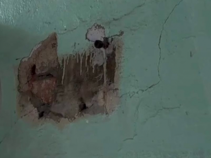 «Грязь на полу, плесень на стенах»: воронежцы столкнулись с ужасами Семилукской райбольницы