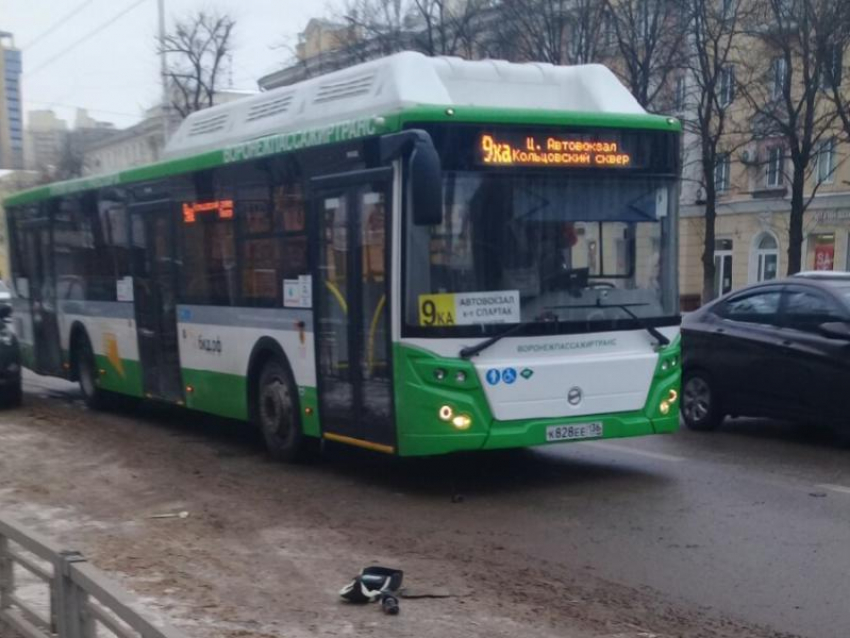 Вышедший на линию новый автобус попал в ДТП с маршруткой в Воронеже 