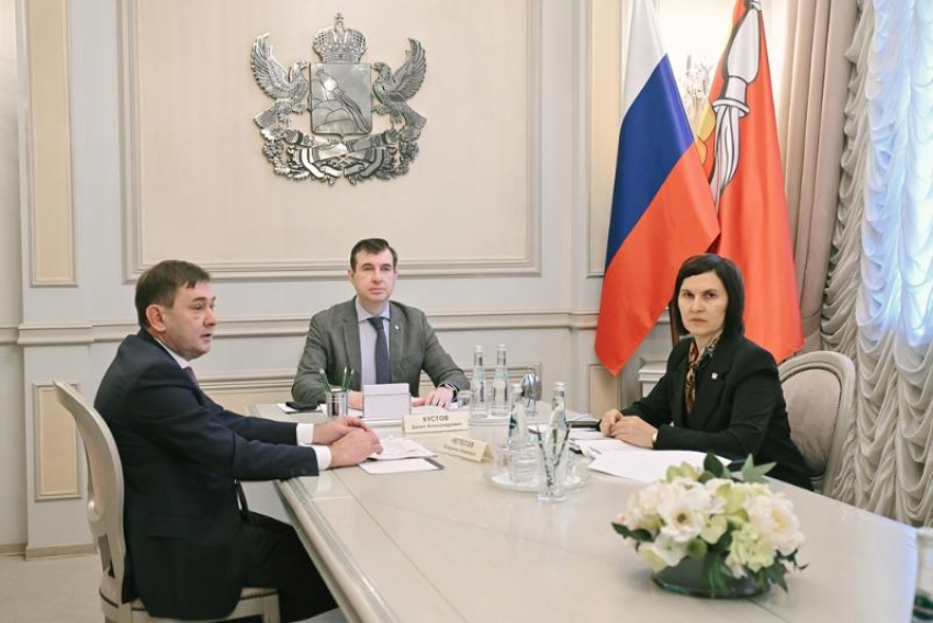 Воронежского сенатора Нетесова заперли в одной комнате с Кустовым