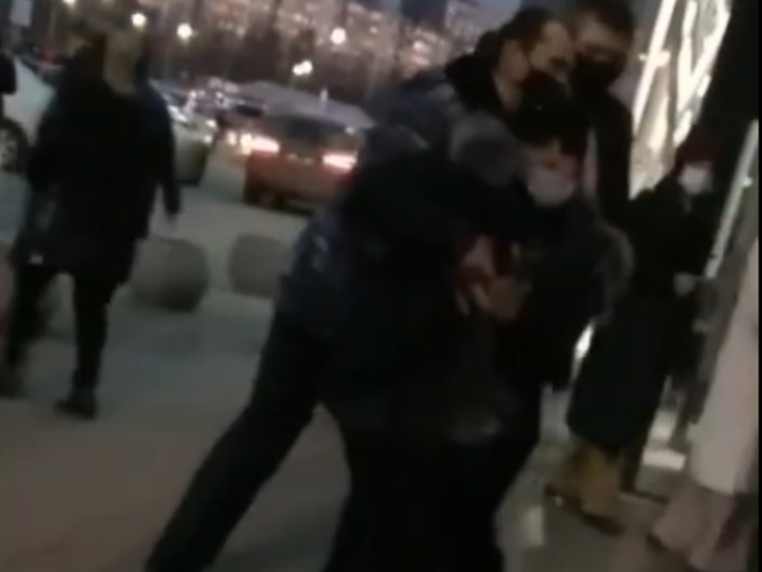 Охранники ТЦ устроили потасовку с женщиной за украденные трусы в Воронеже