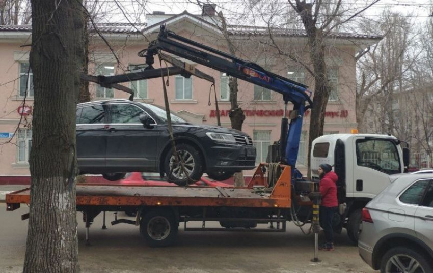 Стало известно число эвакуированных машин с нечитаемыми номерами в Воронеже