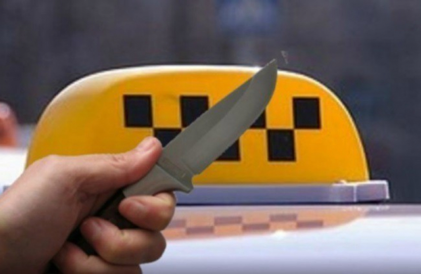 Таксистку ударили ножом в шею в Воронежской области 