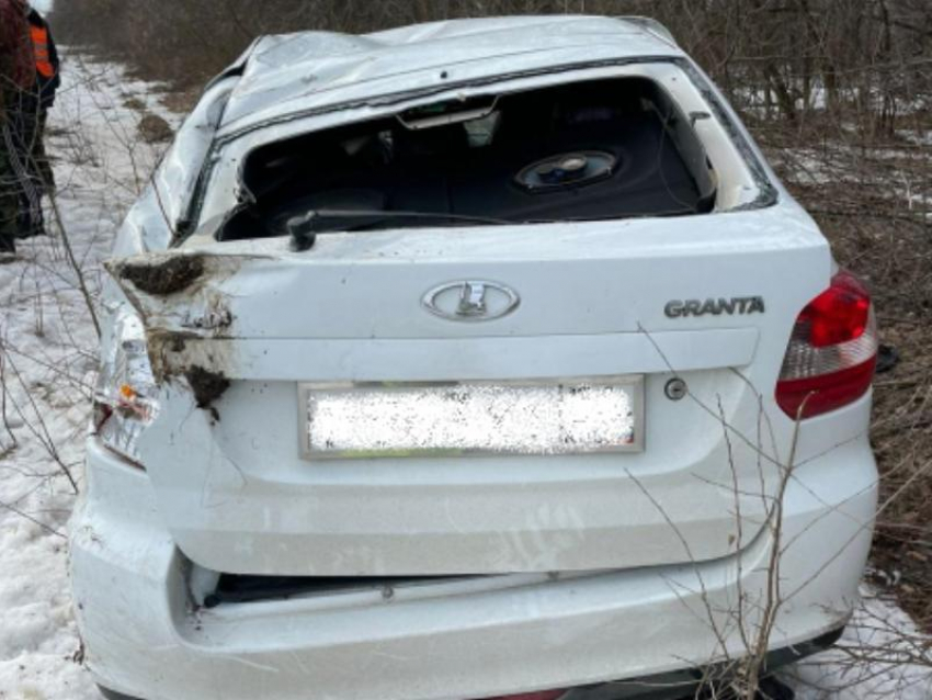 На трассе «Воронеж-Луганск-Давыдовка» опрокинулся легковой автомобиль