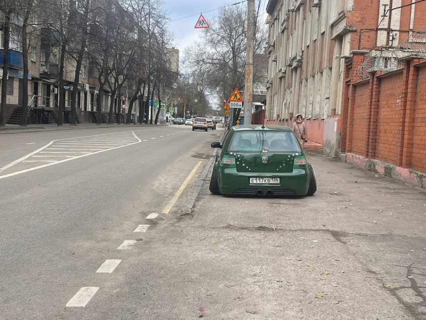 Королевская парковка заниженного Volkswagen в центре города возмутила воронежцев