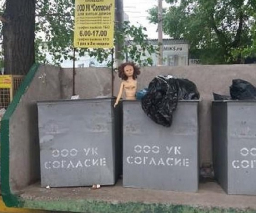 Потрепанную куклу для утех безжалостно выбросили в Воронеже 