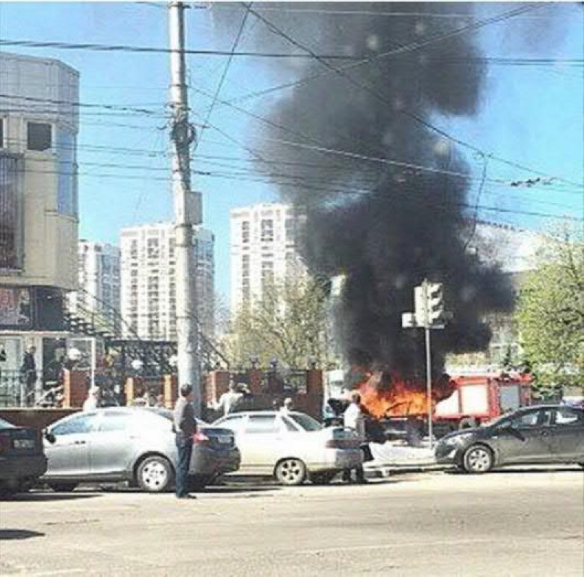 В Воронеже у цирка сгорело дорогое авто
