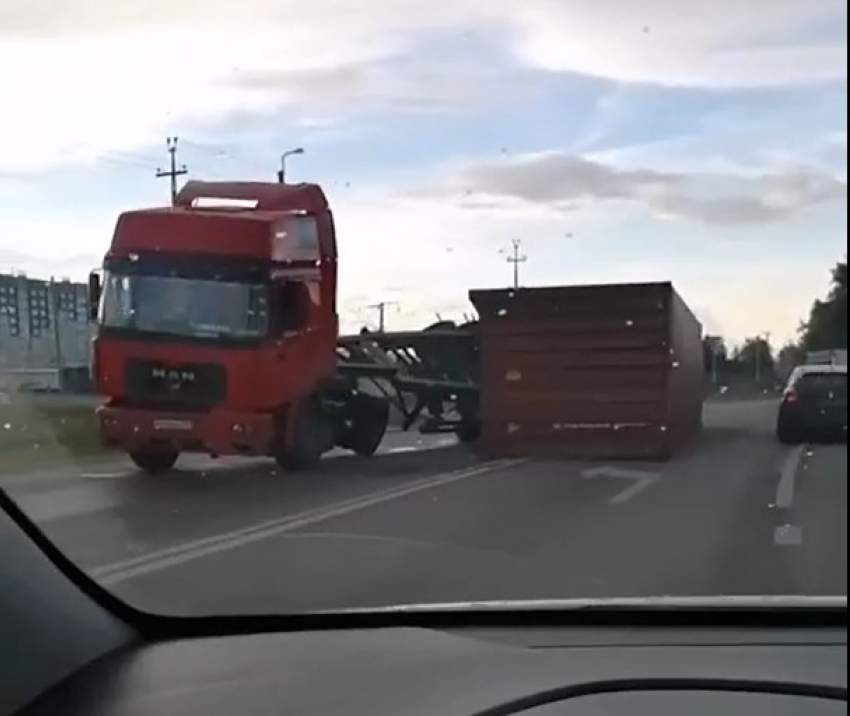 Фура уронила гигантский контейнер посреди дороги в Воронеже