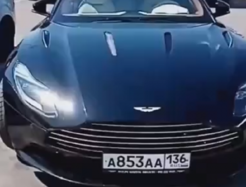 Хитрой шуткой при помощи Aston Martin повеселили людей в Воронеже