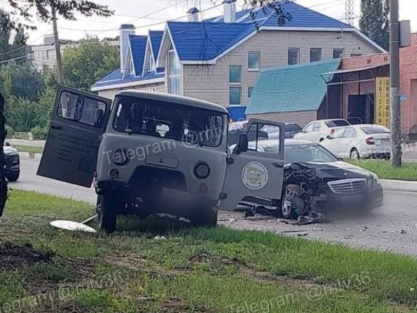 "Мерседес» и «Буханка» столкнулись у моста в Воронеже - опубликованы фото