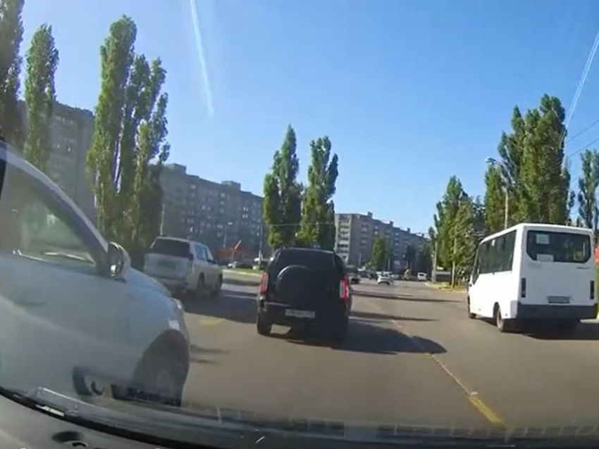Видеорегистратор снял уход от опасного манёвра на дороге в Воронеже