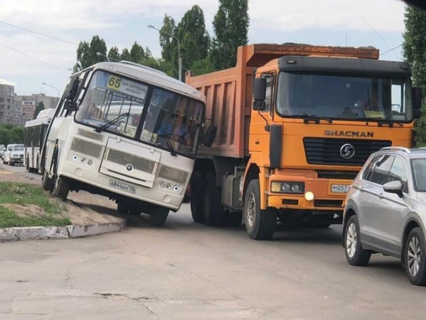 Циничный объезд пробки показал водитель автобуса в Воронеже