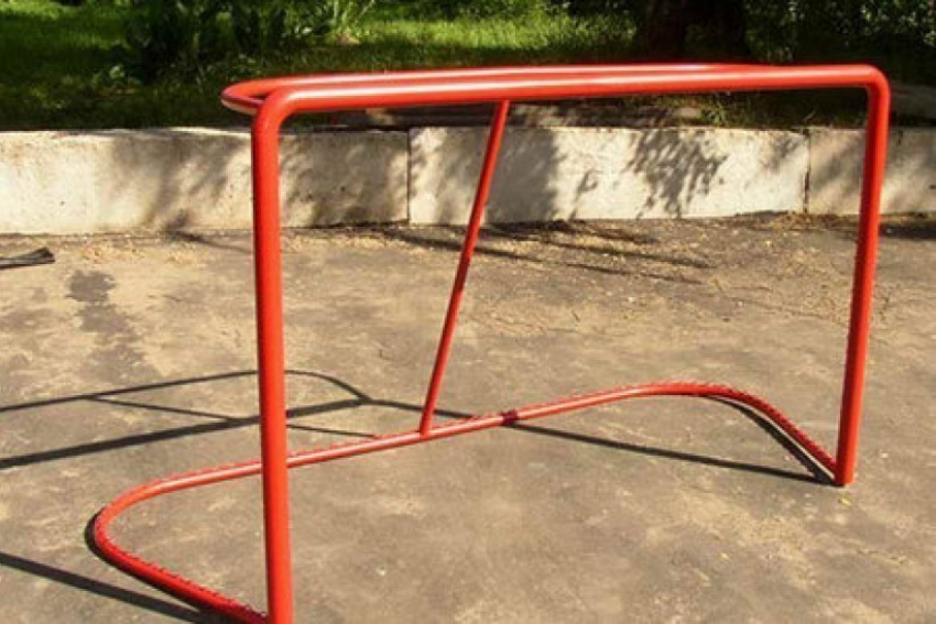 В Воронеже учительница, по вине которой школьника придавило хоккейными воротами, примирилась в суде с его родителями