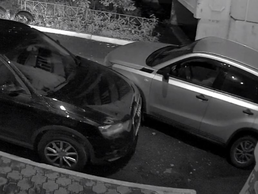 Опубликовано видео побега после тарана машины в воронежском дворе
