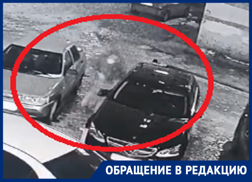 «Халк» в маске ногой снес зеркала Mercedes в Воронеже