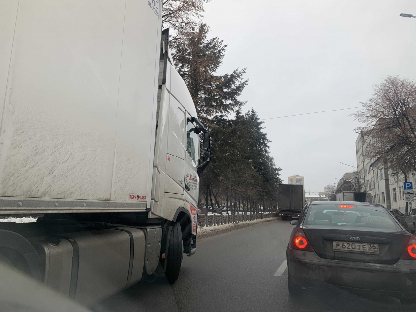 Причину гигантских пробок средь бела дня наглядно показали в центре Воронежа