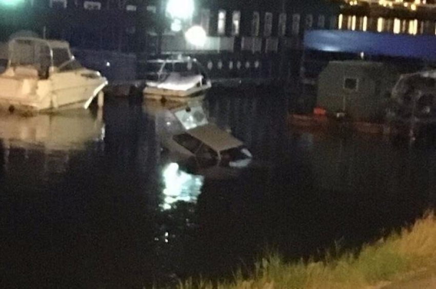 Припаркованный автомобиль скатился в Воронежское водохранилище