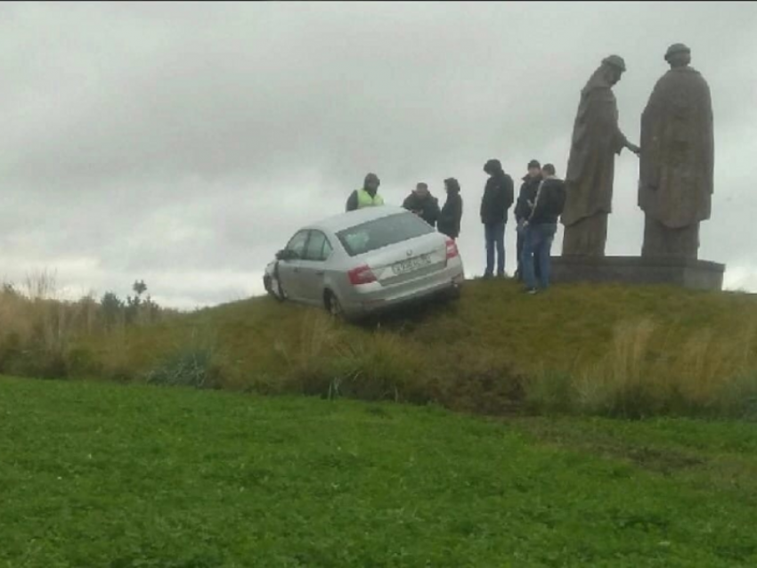 Непонятное ДТП у памятника Петру и Февронии сняли на фото в Воронеже 