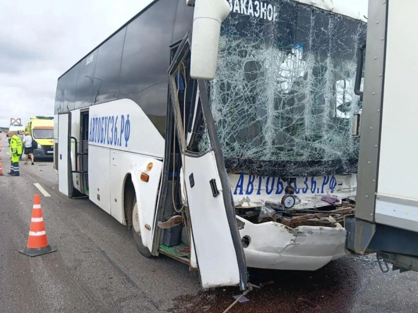 Автобус с 26 пассажирами влетел в грузовик на трассе «Дон» в Воронежской области 