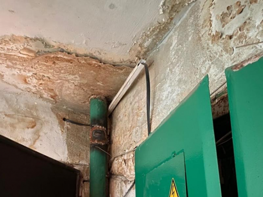 В Воронеже УК обязали устранить щель в крыше, которая годами приводила к потопам