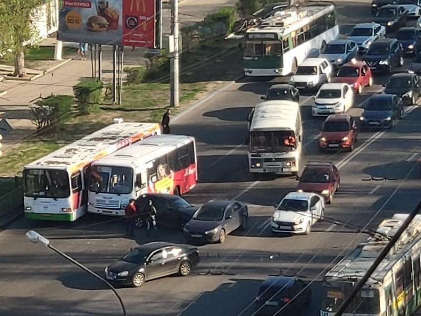 Стали известны подробности ДТП, парализовавшего левый берег Воронежа