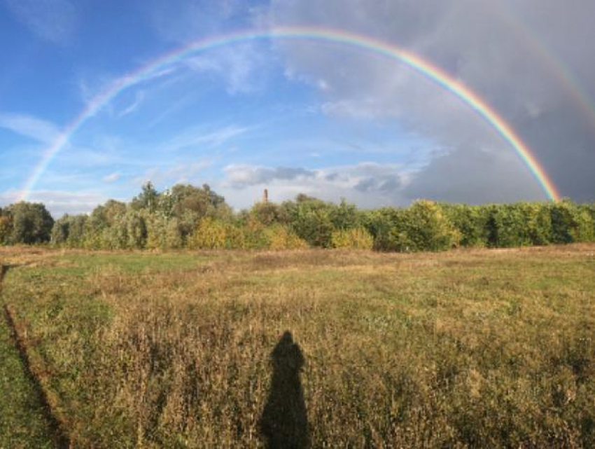 Двойной радужный мост между светом и тьмой попал на фото под Воронежем
