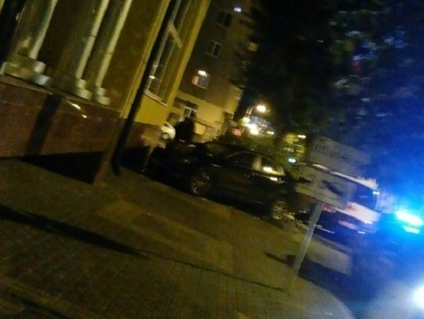 В Воронеже иномарка протаранила стену дома