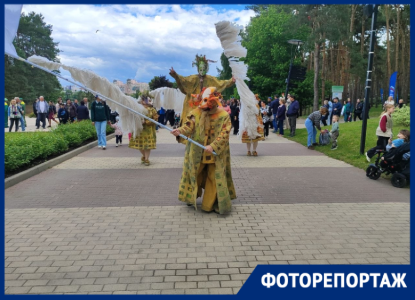 Парад уличных театров в «Алых парусах» открыл Платоновфест-2026 в Воронеже