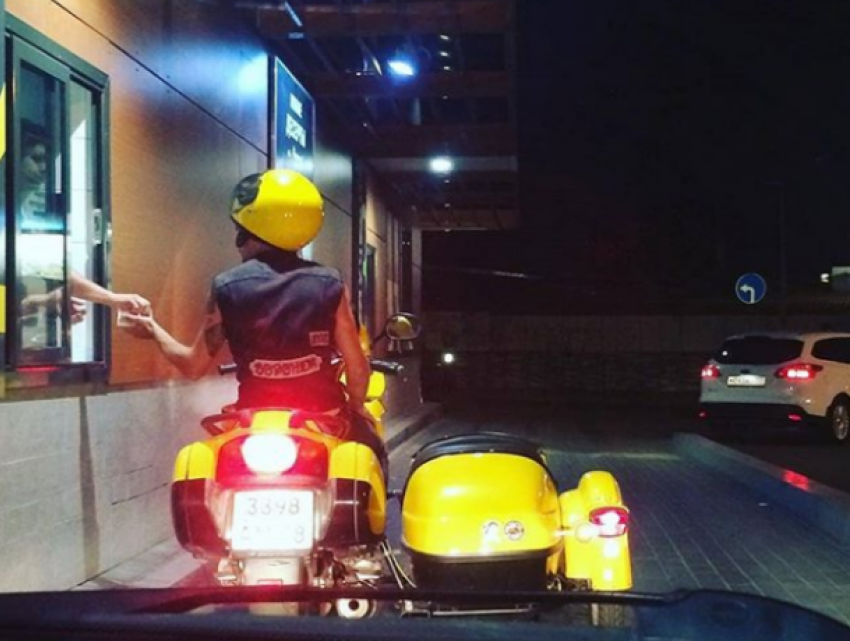 Брутальный байкер на желтенькой Honda с люлькой был замечен в Воронеже