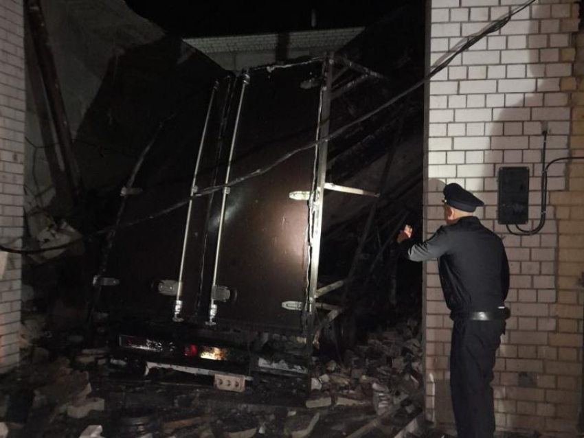 Как выглядел гараж в первые минуты после взрыва в Воронеже