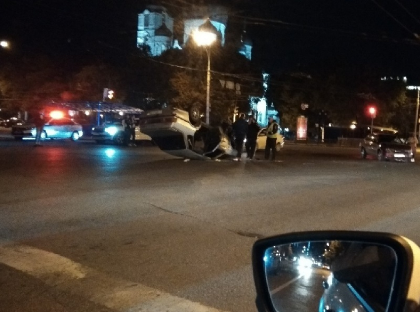 Ночное ДТП с опрокинувшимся  автомобилем попало на видео в Воронеже