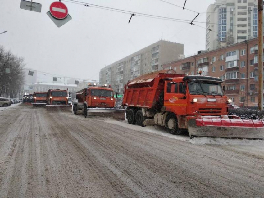 Мэрия и воронежцы: что говорят о ночной борьбе со снегопадом чиновники и горожане  