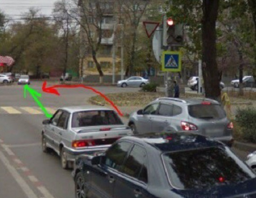 Воронежские автомобилисты высмеяли путающую право и лево девушку, попросившую их совета