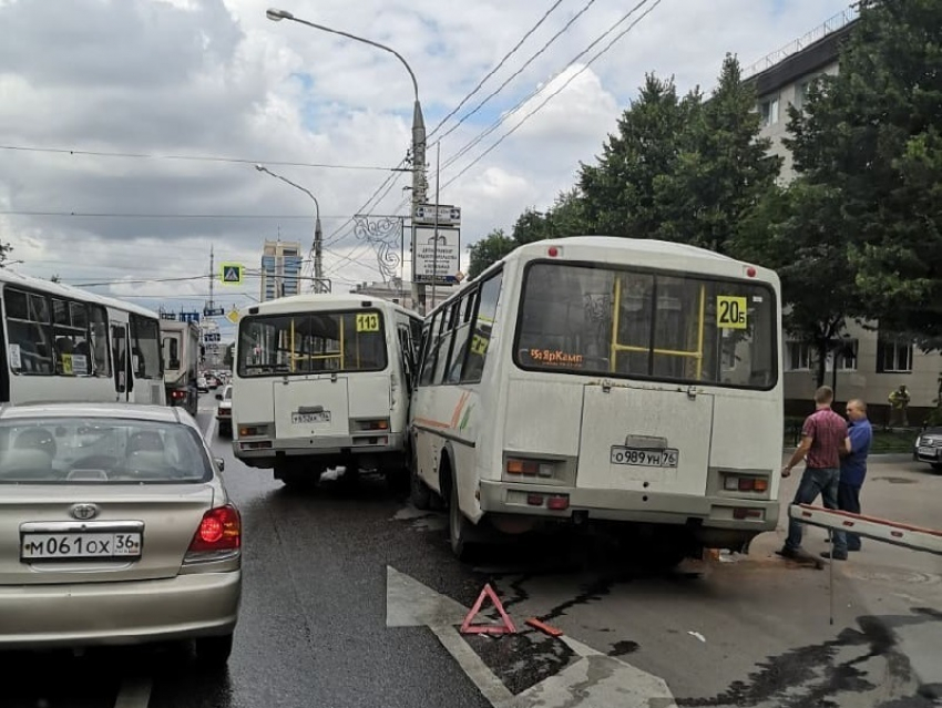 Борьба за 17 рублей обернулась аварией в центре Воронежа