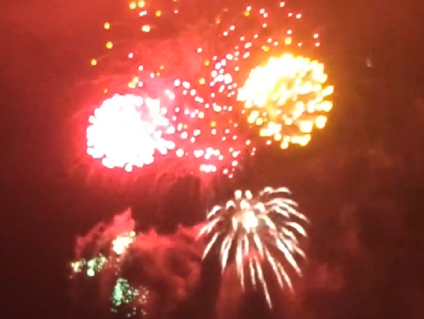 Яркие брызги праздничного салюта сняли на видео в Воронеже