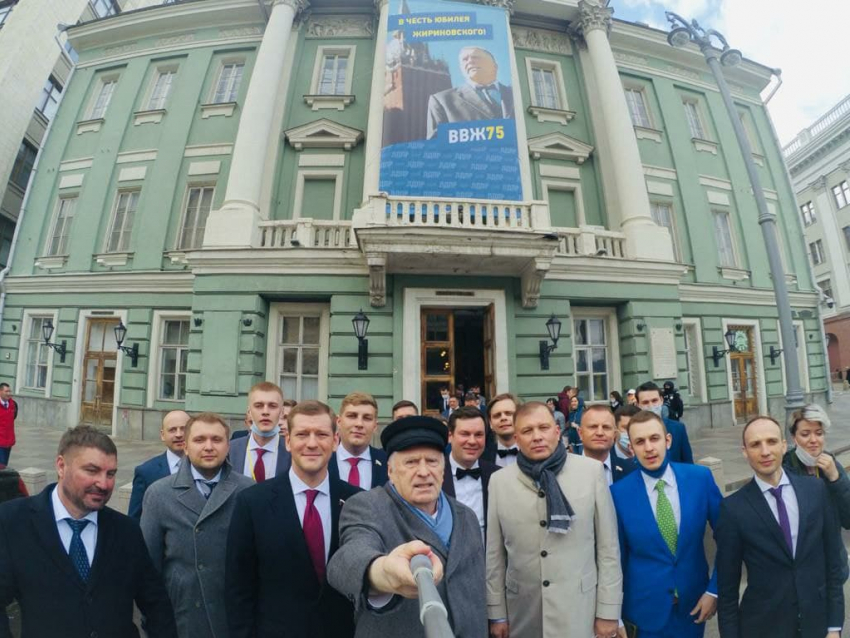 Воронежские кураторы от ЛДПР встали одесную от «его сиятельства» Жириновского