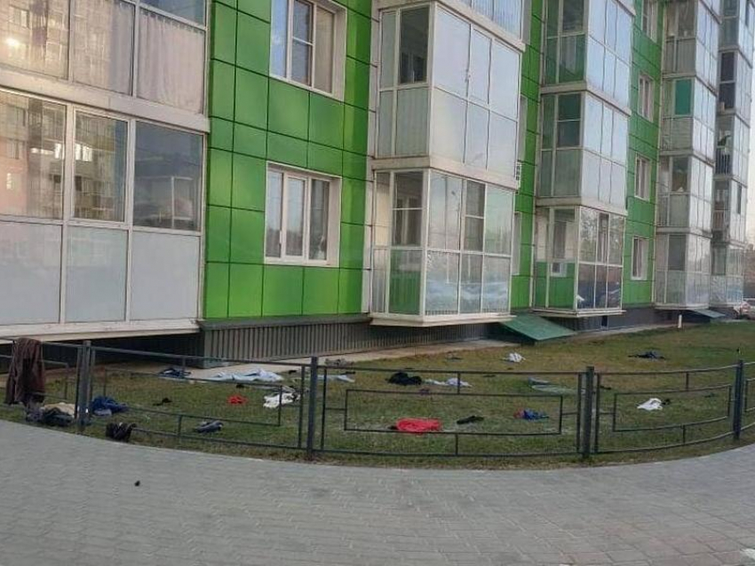 Последствия семейной истерики увидели под балконом в Воронеже