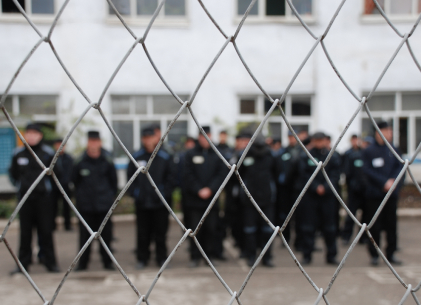 Мужчина, отрубивший соседке голову лопатой в воронежском селе, проведет в колонии 13 лет