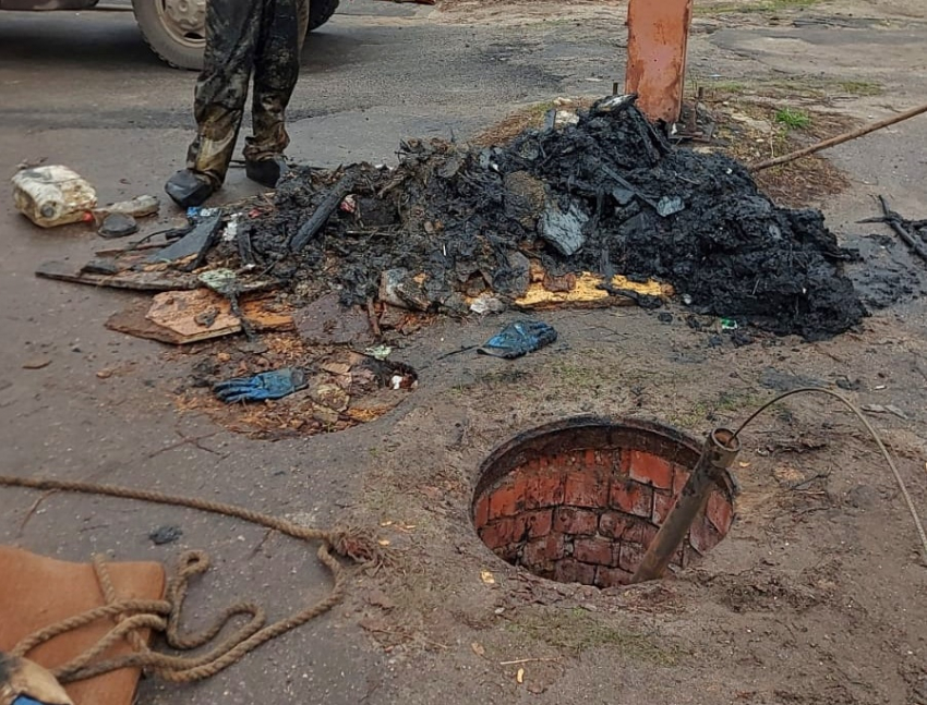 Воронежские водоканальщики нашли мебель в канализации