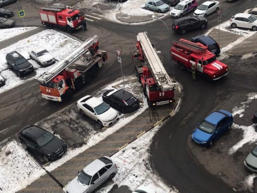 Пожар в многоэтажке напротив воронежского ТЦ сняли на видео