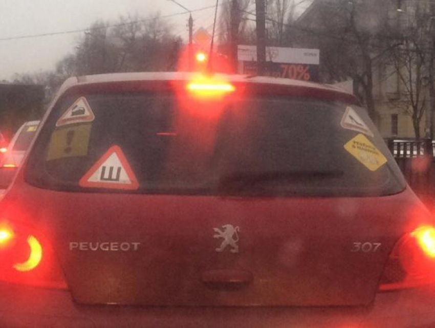 В Воронеже водителей рассмешила и напугала куча наклеек на машине