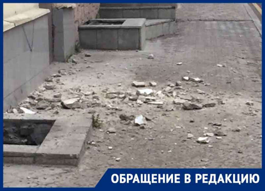 Рассыпающийся дом засыпал тротуар кирпичами в центре Воронежа