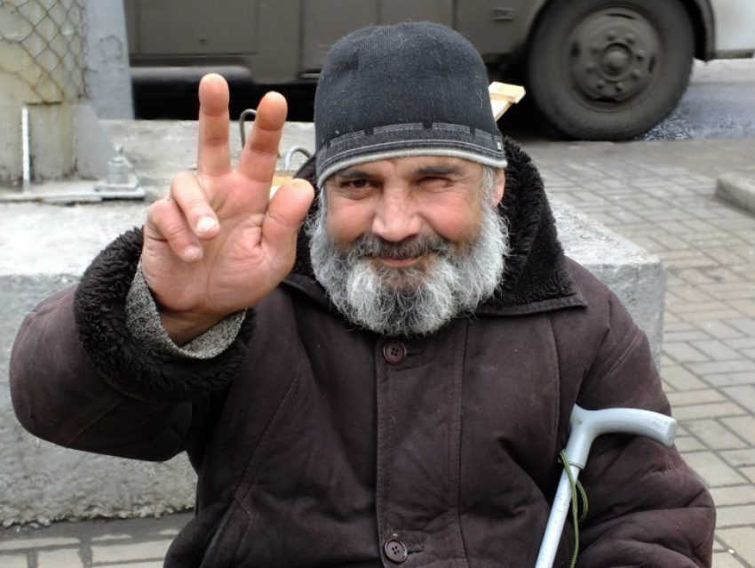 БОМЖ Олег: самую щедрую помощь от власти я получил в размере 500 рублей, от Жириновского