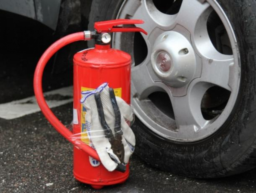 Воронежцам подробно рассказали, как эффективно тушить пожар в машине