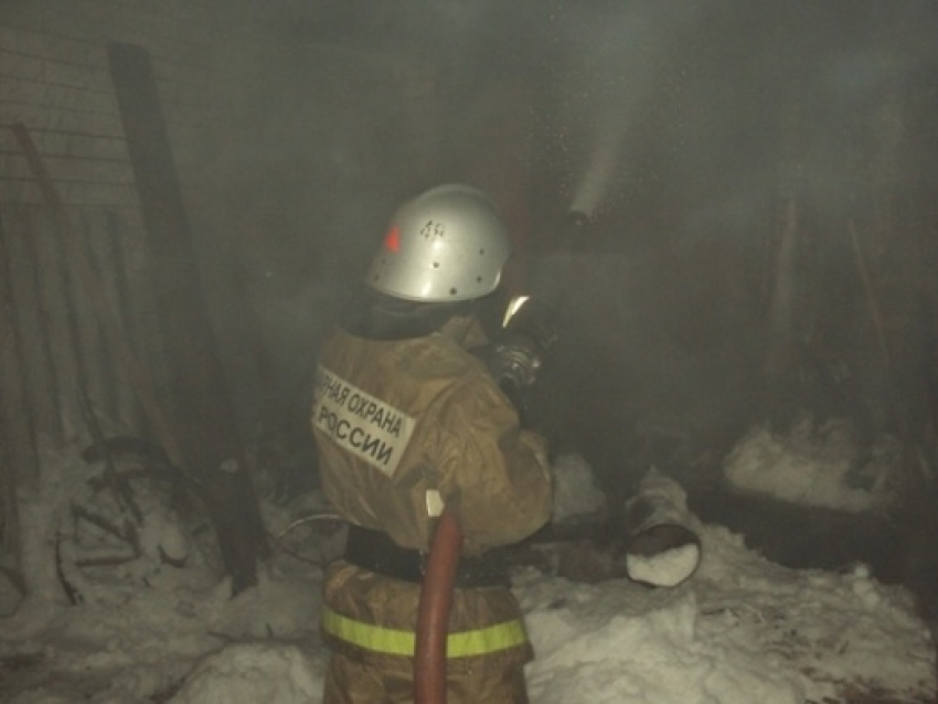 BMW сгорело дотла в двухэтажном гараже в Воронежской области