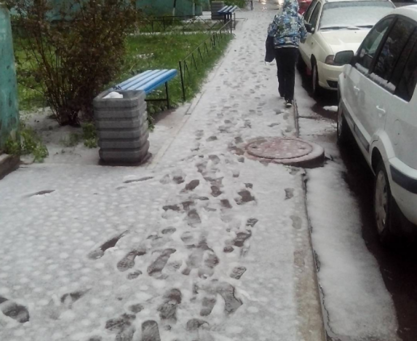 Снег в конце мая на улицах Воронежа привел воронежцев в шок