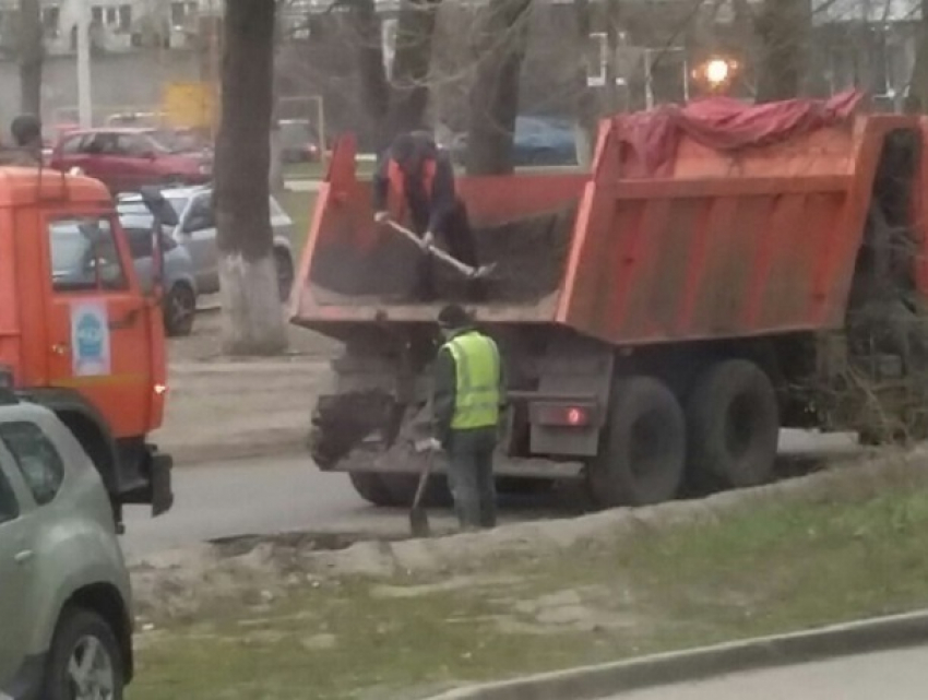 В Воронеже дорожники заделывали ямы землей