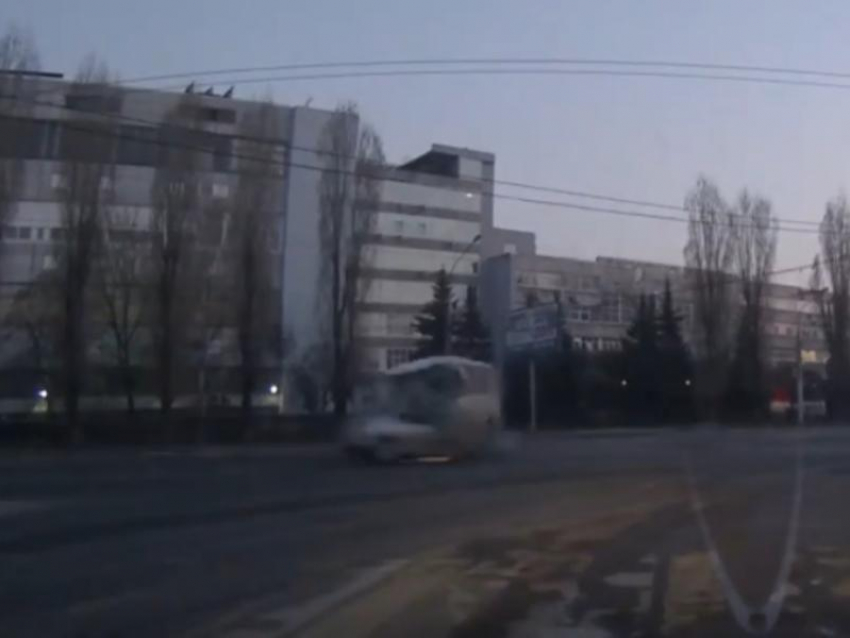 Момент ДТП с 4 погибшими сняли из соседней машины в Воронеже