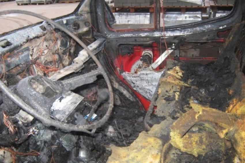 В Поворинском районе сгорел микроавтобус «Форд Транзит»