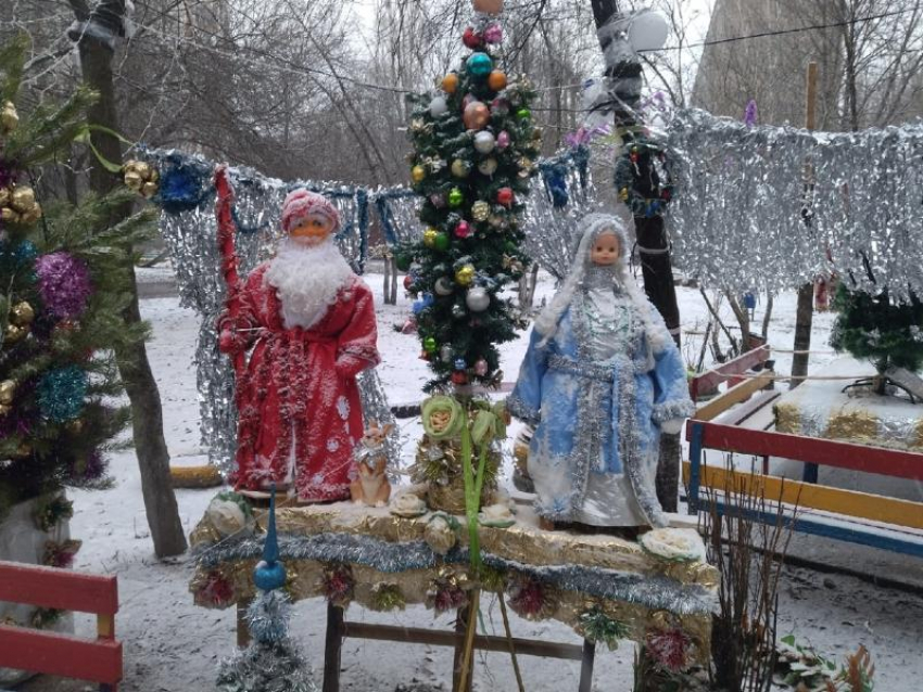 Куклолицая Снегурочка и вип-стол по-новогоднему: настоящую самодельную сказку устроили во дворе дома в Воронеже