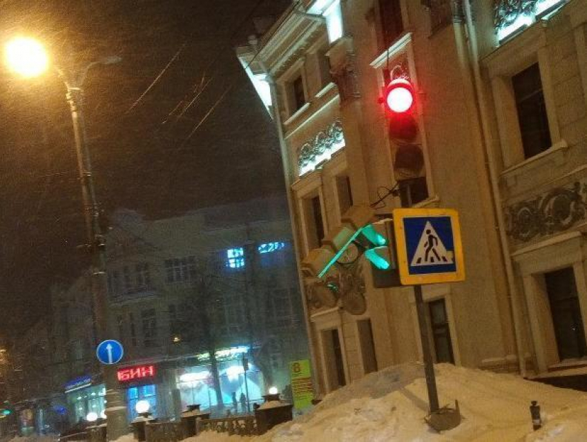 Сумасшедшая метель снесла светофор в Воронеже